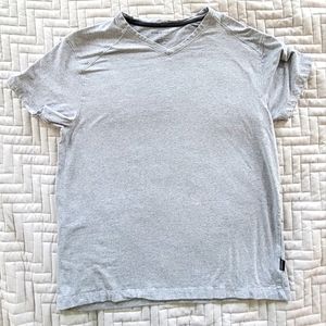 Large Short Sleeve Kenneth Cole V-Neck T-Shirt